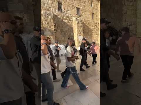 Floyd Mayweather VISTING Israel At the Western Wall PRAYING. Vid: Yossi Farro #israel