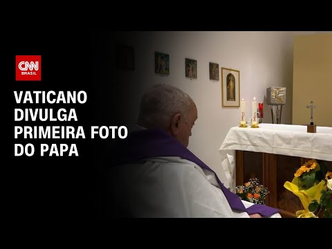 Vaticano divulga primeira foto do papa Francisco desde início da internação | AGORA CNN