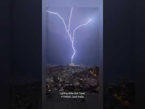 Lightning strikes Clock Tower in Makkah, Saudi Arabia 🇸🇦 #clocktower #lightning #saudiarabia